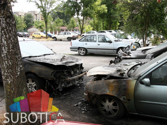 Oštećeno 5 automobila u požaru