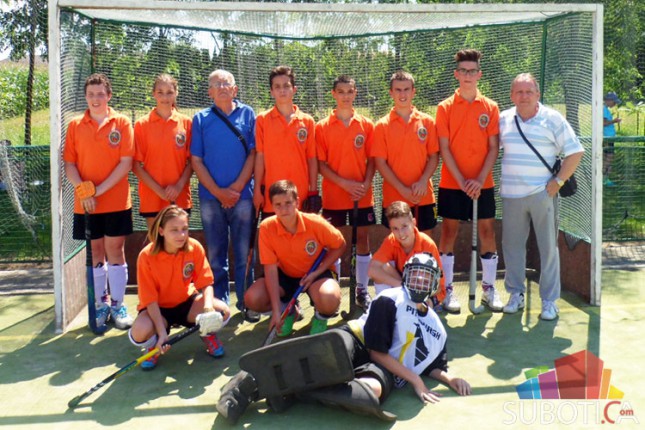 Hokejaši na travi ostvarili značajan uspeh na međunarodnom turniru u Sloveniji