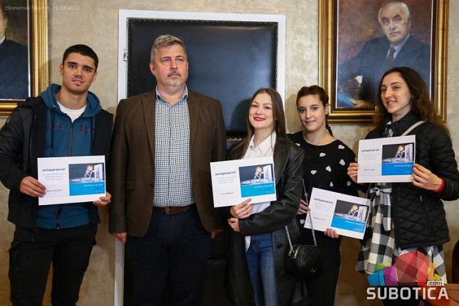 "Uloži znanje, zaradi uspeh" - Ekonomski fakultet nagradio studente koji su osmislili najbolje slogane za upis