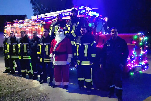 Zimska bajka u Tavankutu, vatrogasci okitili kamion i delili paketiće deci