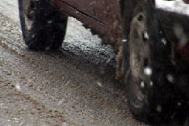 Putevi klizavi, saobraćaj otežan