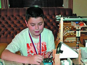 Đak šestog razreda sklapa strujno kolo kao igračku