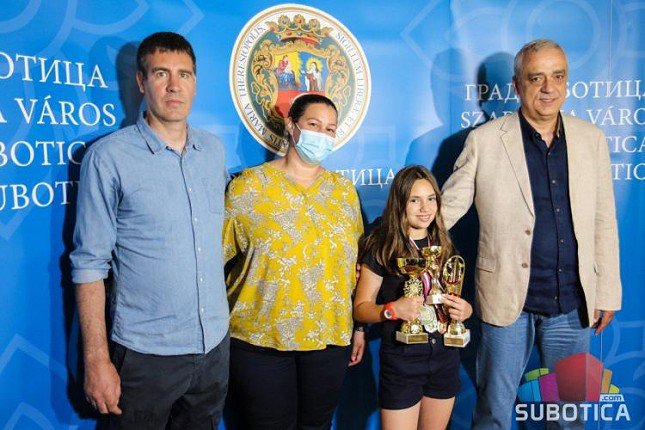 Gradonačelnik Bakić upriličio prijem za Milu Polovinu, perspektivnu teniserku Spartaka