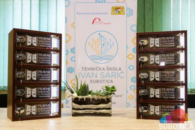 Pravni fakultet donira srednjim školama ormarić za punjenje mobilnih telefona