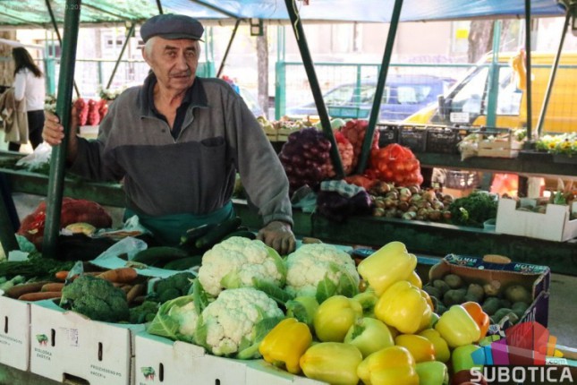 Osamdesetogodišnjak gotovo pola veka dočekuje mušterije na pijaci