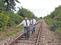 Seo na šine i sačekao da ga udari voz!