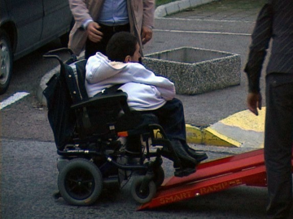 Udruženje "Centar za pravi život" poklonilo rampu za kombi vozilo Karitasa