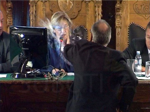 Prva dama Skupštine dobila čašu vode u lice!