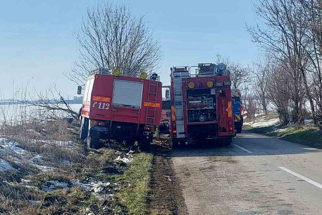 Udes kod Ljutova: vozilo sletelo s puta, jedna osoba teže povređena