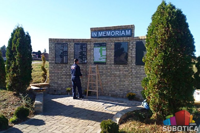 Postavljen memorijalni zid na Kerskom groblju