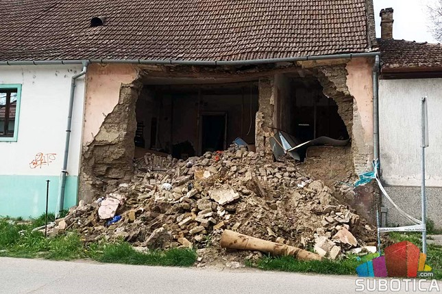 Obrušio se zid kuće u Ulici Atile Jožefa, šut mesecima stoji na trotoaru