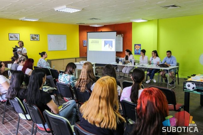 Istraživanje "Ispred ekrana" - svaka druga devojka preživela nasilje u digitalnom prostoru