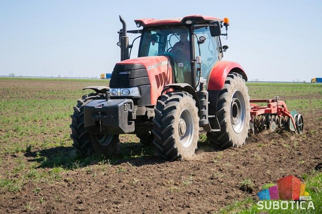 Apel - žetveni radovi u toku, neophodan poseban oprez u saobraćaju!