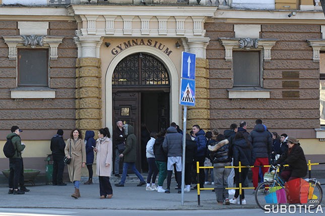 Nastava skraćena, podele u školi velike: Sudbina školske godine i dalje neizvesna