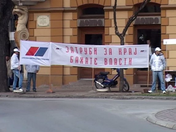 SNS: “Zatrubi za kraj bahate vlasti”