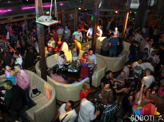 Žurka sa slušalicama u Saxu