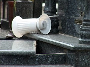 Oskrnavljeni grobovi na Pravoslavnom groblju