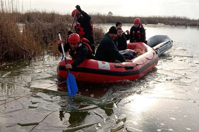Prevrnula se amfibija na Ludaškom jezeru, petorica upala u lednu vodu