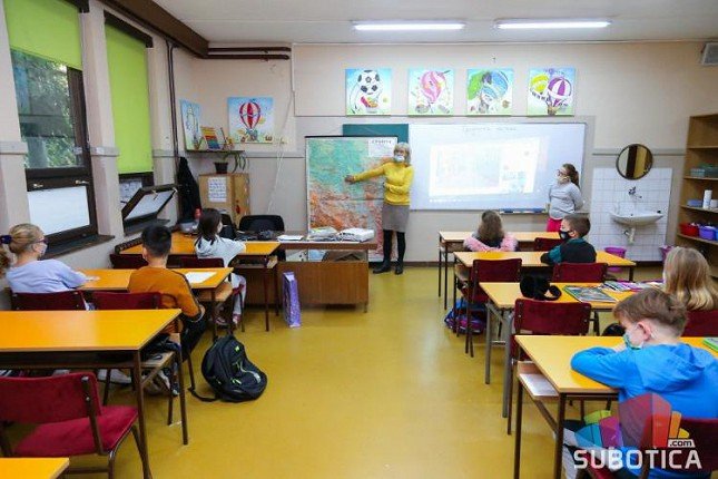 Od ponedeljka svi učenici na nastavi u školskim klupama