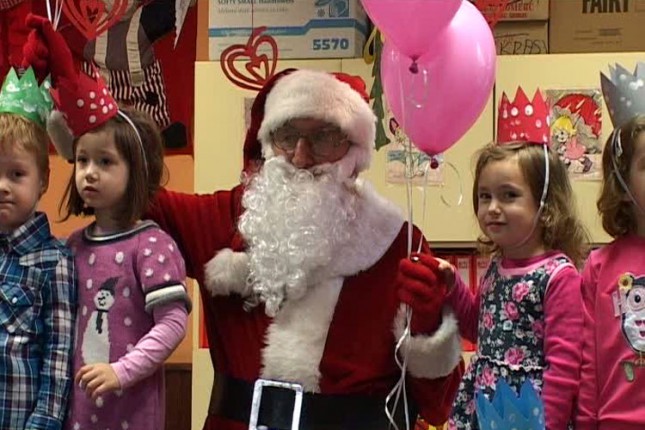 Deda Mraz obradovao mališane Vrtića "Kolibri"