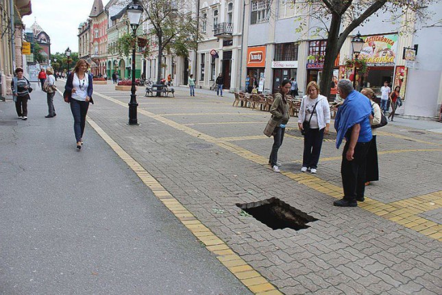 Pešak propao kroz rupu na korzou