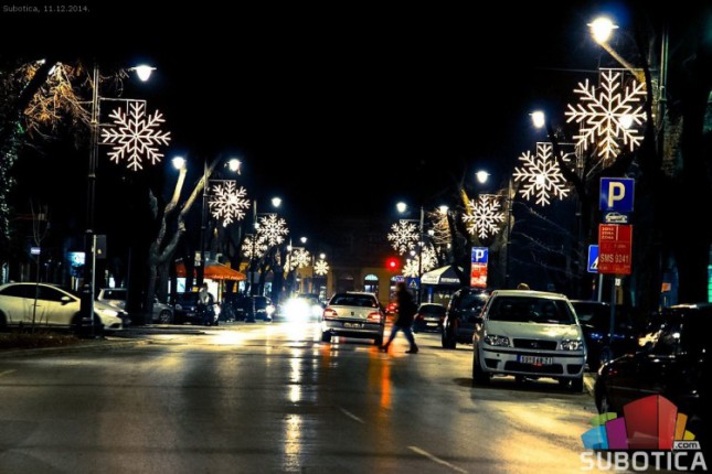 U toku ukrašavanje grada za predstojeće praznike