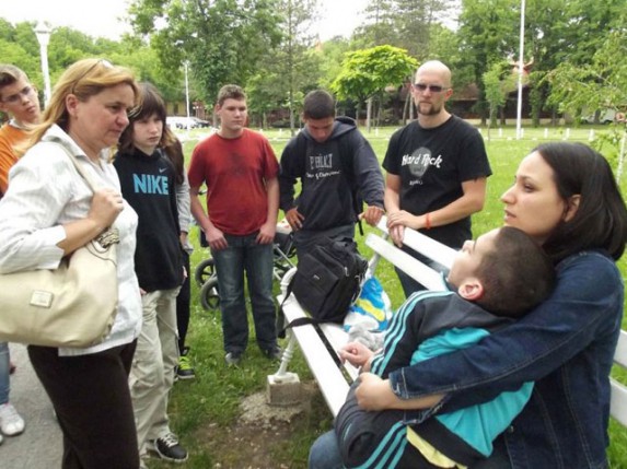 Umesto za matursku garderobu - novac dali za malog Aleksu