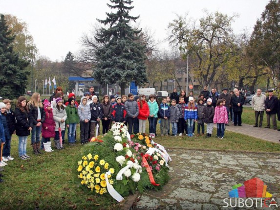 Položeni venci na spomenik "Balada vešanih"