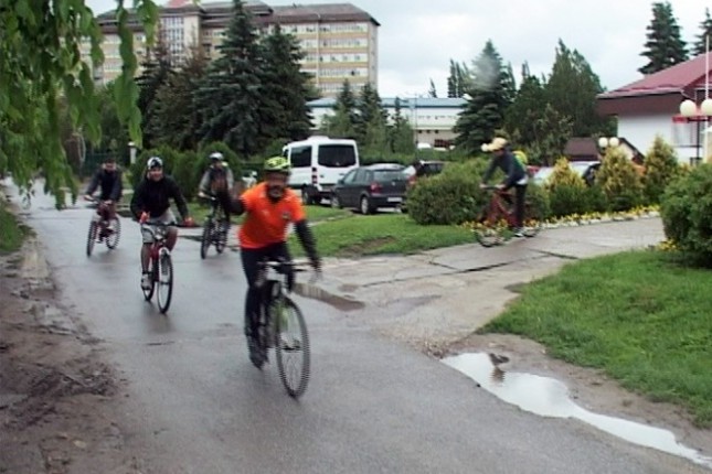 Britanske diplomate biciklima donele donaciju Kolevci