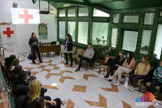 Budući medicinari učili o tome kako postupiti u slučaju saobraćajne nezgode
