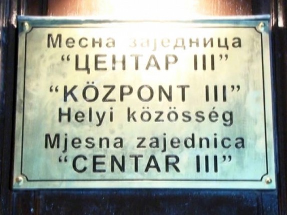 Postavljena trojezična tabla u MZ Centar III