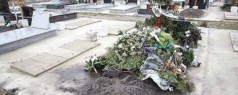 Ukrali mobilni iz grobnice