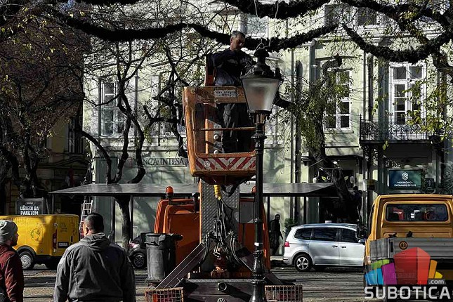 Počelo postavljanje novogodišnje rasvete, Subotica će zasijati 5. decembra