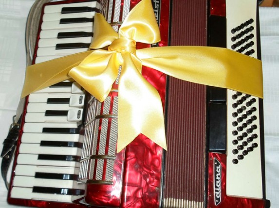 Gerontološki centar dobio harmoniku od Mire Adanje-Polak