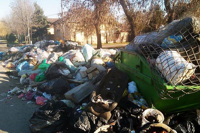 Prolećna akcija odvoženja kabastog otpada zatrpala ulice Čantavira smećem