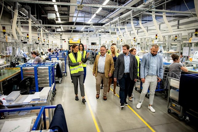 „Swarovski“ planira širenje proizvodnje, ministarka privrede obišla pogon i razgovarala sa rukovodstvom fabrike