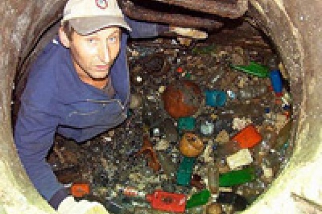 Stare kompjutere i delove motora bacaju u šahtove