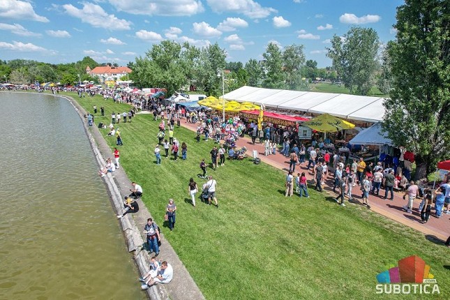 Na Paliću krcato - danas se očekuje i do 60 hiljada ljudi