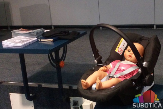 Održana edukacija za roditelje o pravilnoj upotrebi dečjeg autosedišta