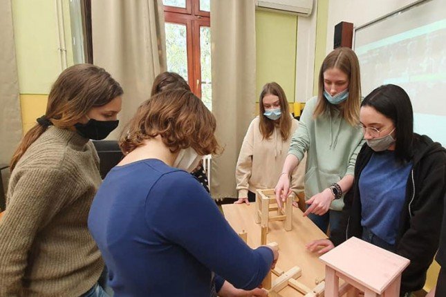 Učenici napravili interaktivni senzorni stalak