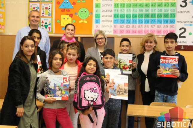 Uručeni besplatni udžbenici deci iz romskih porodica