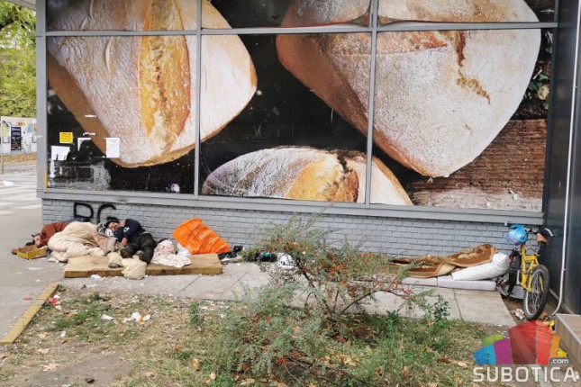 Beskućnici u centru Palića, problem koji traje