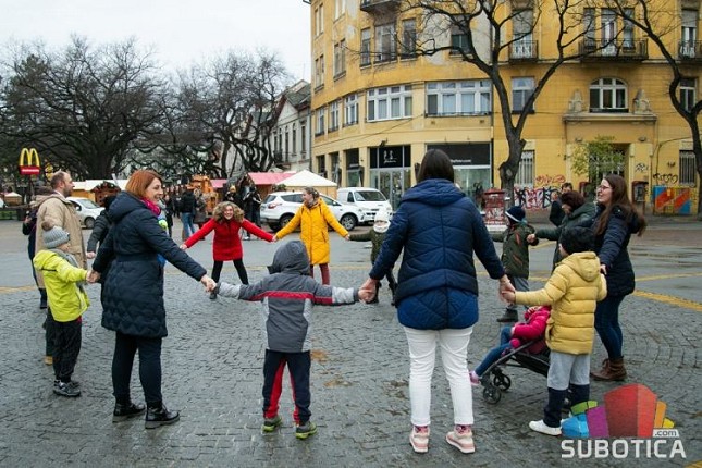 Đaci „Svetomir Bojanin“ delili poruke sugrađanima