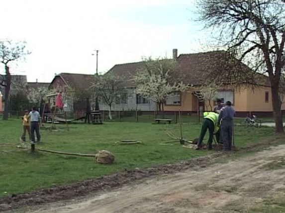 Ozelenjeno dečje igralište