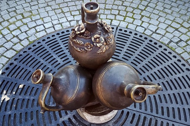 „Tri ćupa“ ponovo krase park ispred Gradske kuće, obnovljena i "bronzana česma"