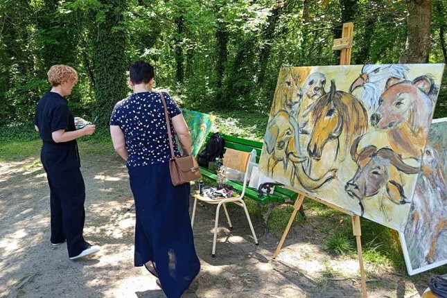 Radionica slikanja na otvorenom "Atelje u vrtu": posetioci naslikali dve slike