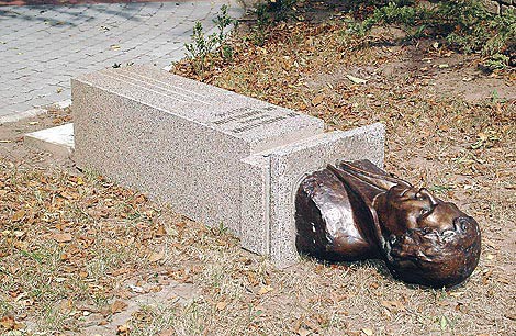 Srušena bista Martina Lutera