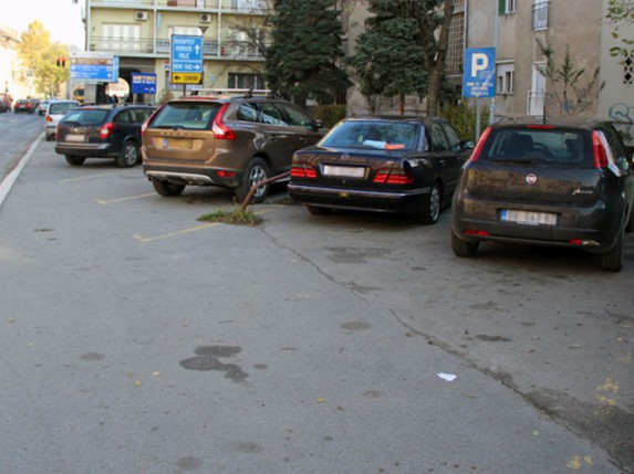 Oprez kod parkiranja na početku ulice Maksima Gorkog