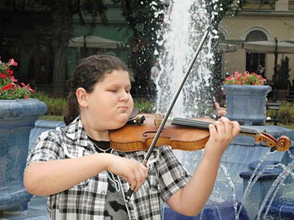 Uspeh mladog violiniste Kristijana Juhasa na Međunarodnom festivalu u Sremskoj Mitrovici
