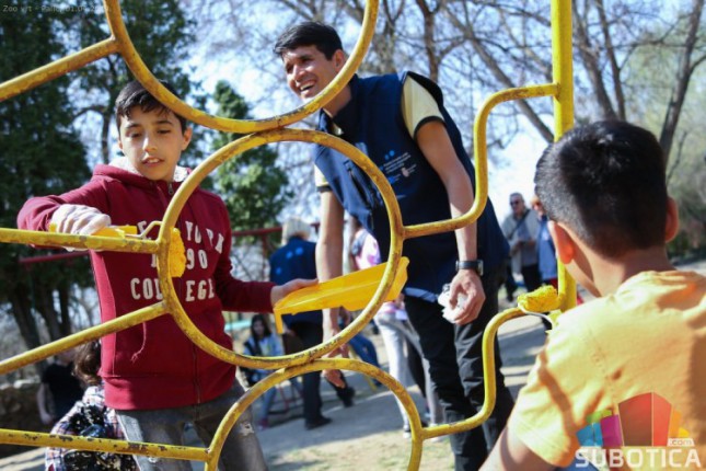 Mladi iz Subotice i migranti uredili dečje igralište u Zoo vrtu